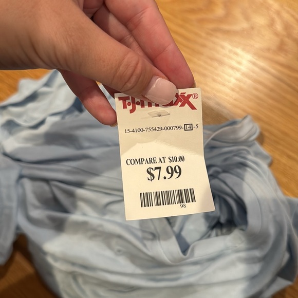 Soft and Sexy American Eagle Tee - Picture 4 of 4